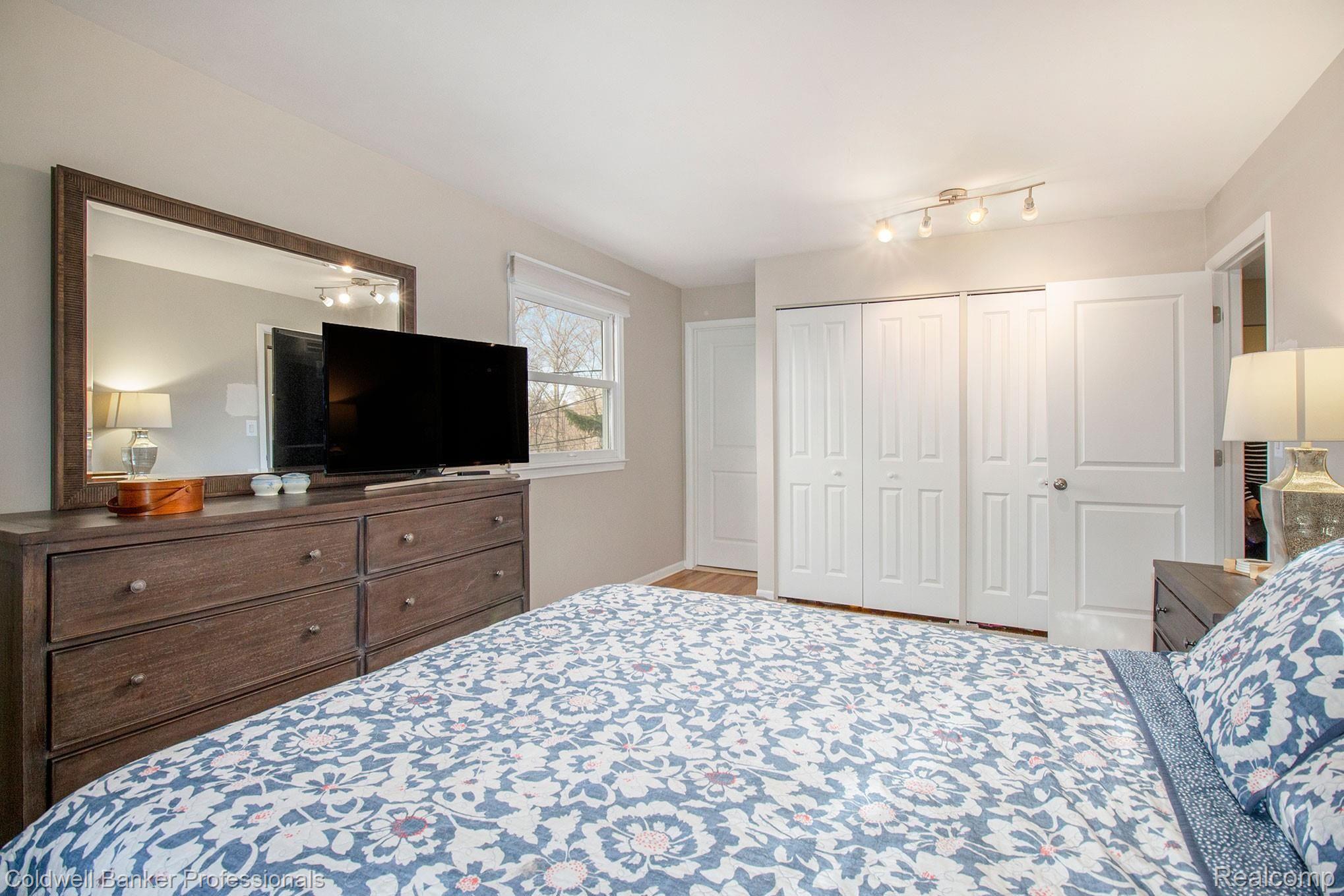 719 Fieldstone Drive Rochester, MI 48309 - Photo 25 of 40 Master bedroom with dual closet leading to dual entry full bath.