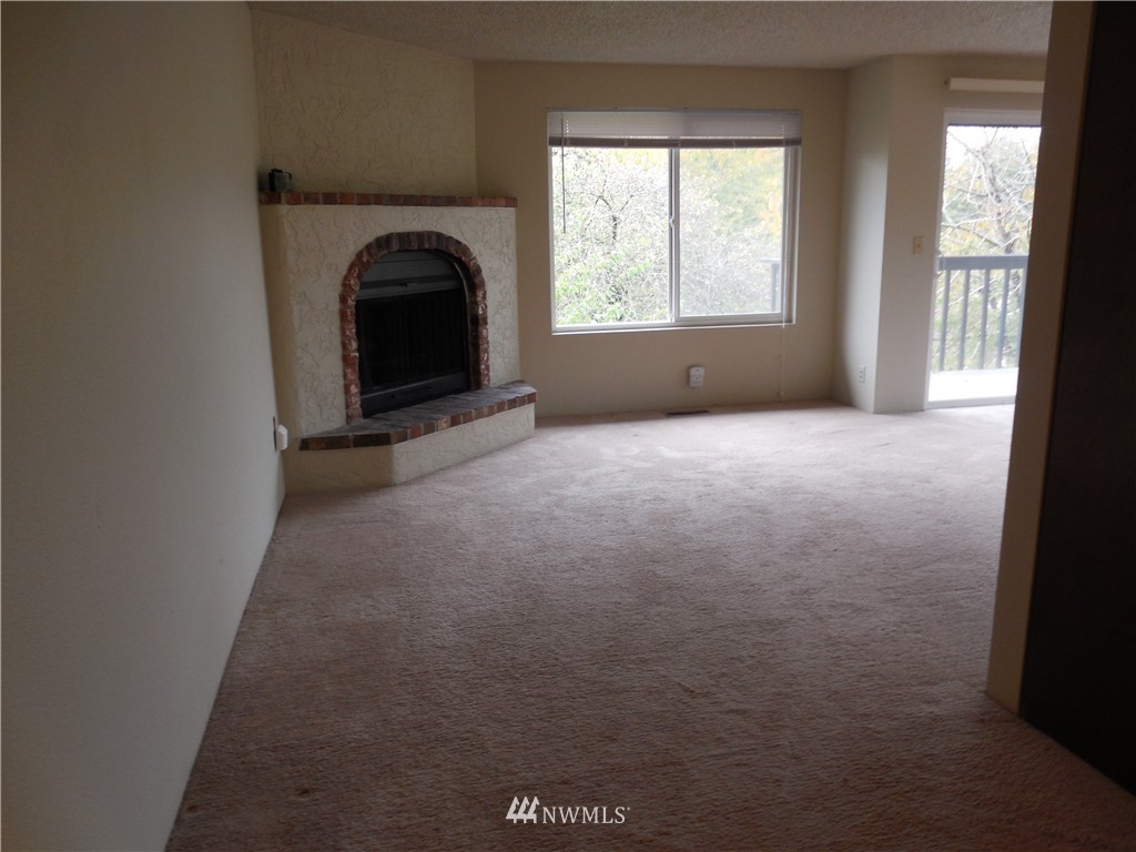 707 Sheridan Road, Unit A&B Bremerton, WA 98310 - Photo 2 of 12 a view of empty room with window