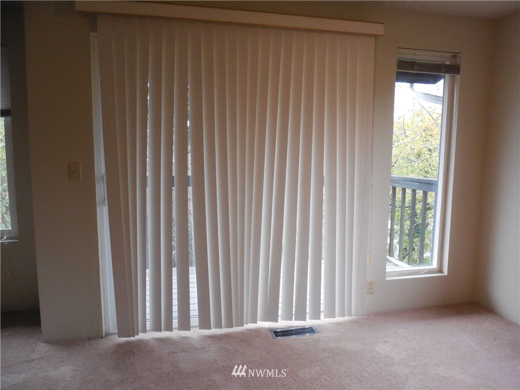 707 Sheridan Road, Unit A&B Bremerton, WA 98310 - Photo 4 of 12 a view of a livingroom with a window