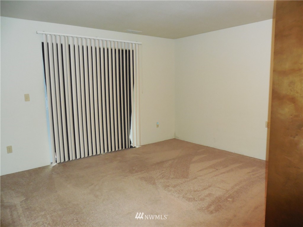 707 Sheridan Road, Unit A&B Bremerton, WA 98310 - Photo 7 of 12 a view of a livingroom with an empty space