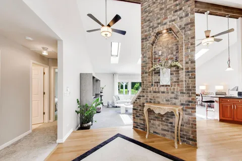 $675,000 | 611 West Whiting Lane, Arlington Heights, IL 60004