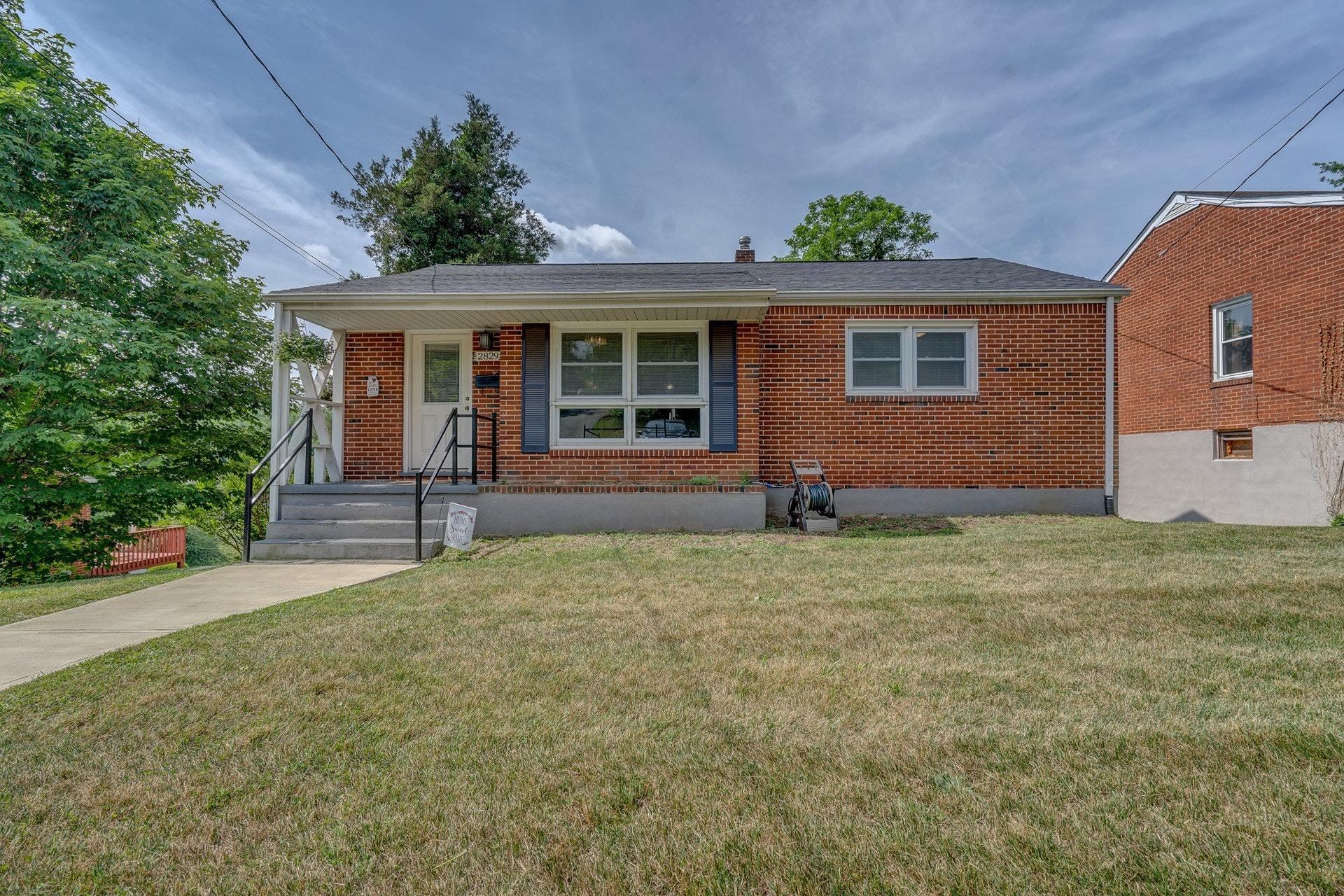 2829 Tillett Road Southwest Roanoke, VA 24015 - Photo 2 of 31 002-314600-DSC03526_7_8_7791235