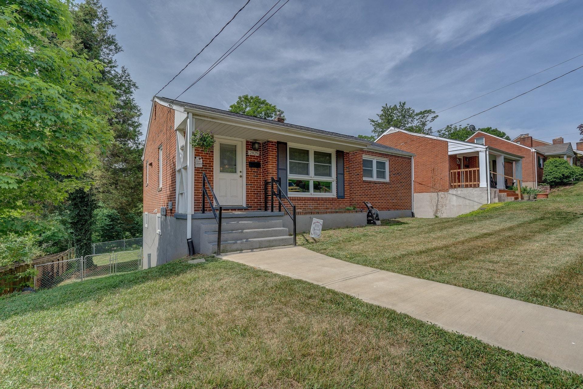 2829 Tillett Road Southwest Roanoke, VA 24015 - Photo 3 of 31 003-314600-DSC03529_30_31_7791236