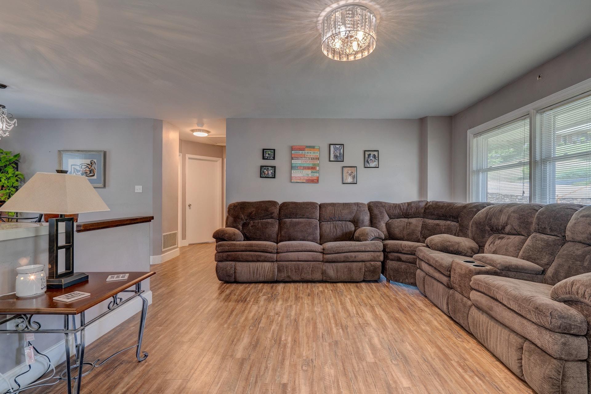 2829 Tillett Road Southwest Roanoke, VA 24015 - Photo 5 of 31 005-314600-DSC03535_6_7_7791238