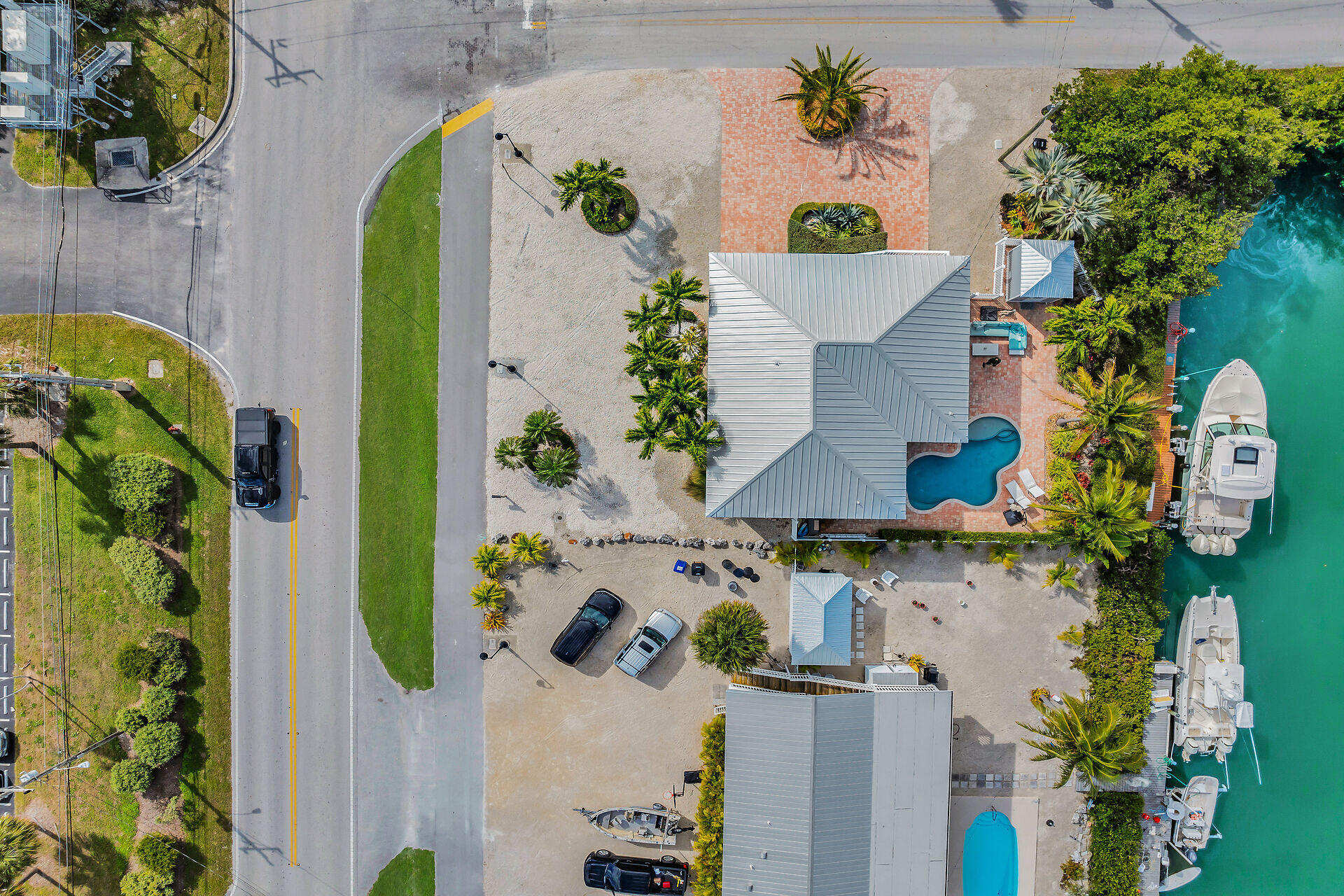 341 Sombrero Beach Road Marathon, FL 33050 - Photo 14 of 44 a vase of flowers sitting on a table