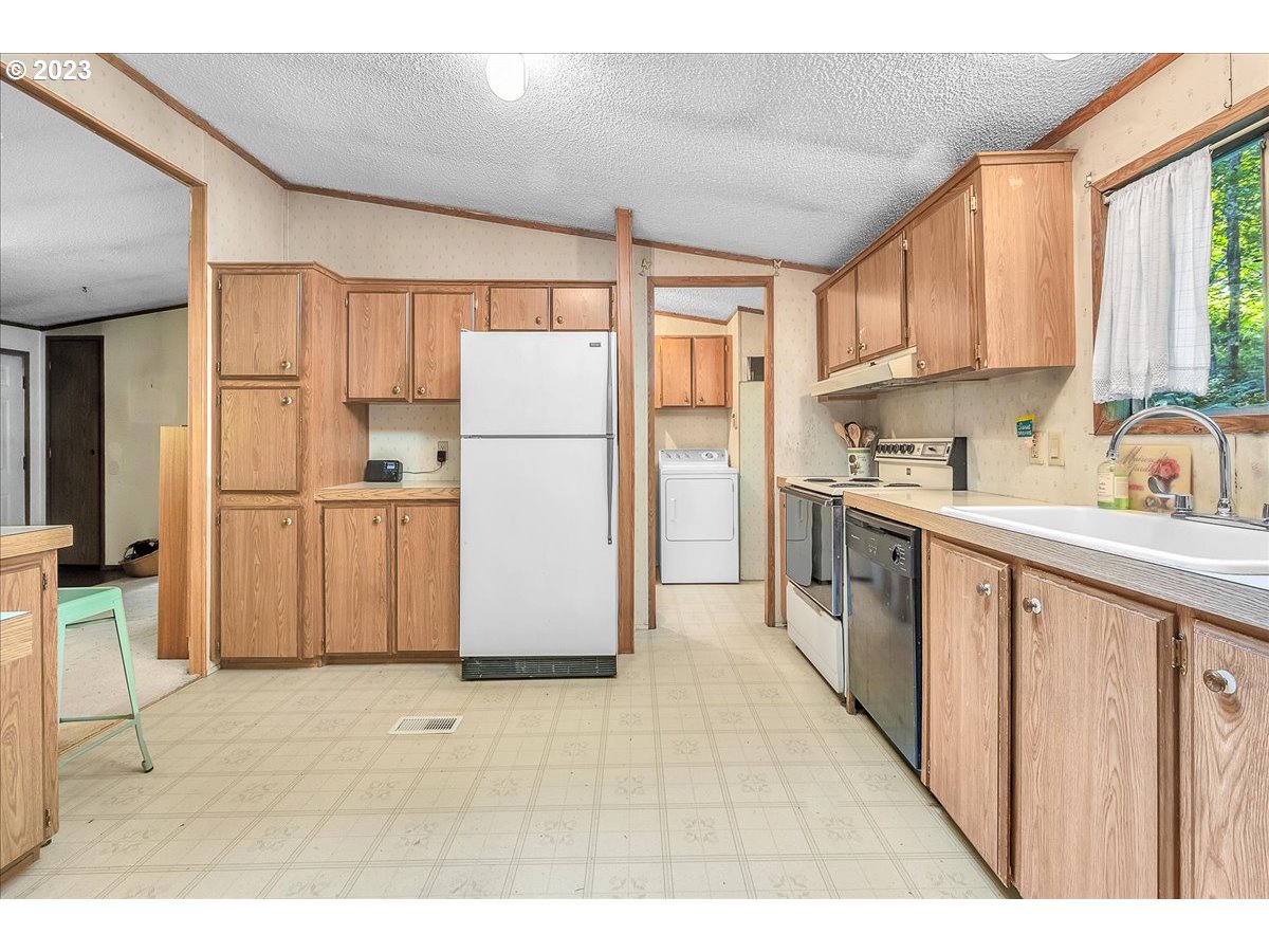28396 Chapman Road Scappoose, OR 97056 - Photo 8 of 38 Gallery Image 8