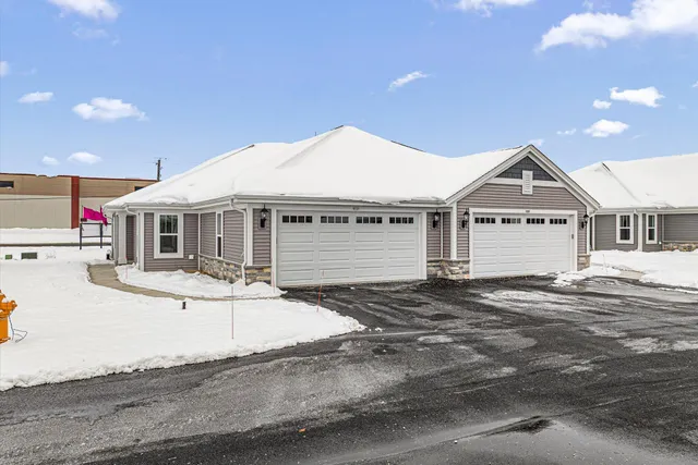 $399,900 | 512 Hunter Oaks Boulevard, Unit 901, Watertown, WI 53094