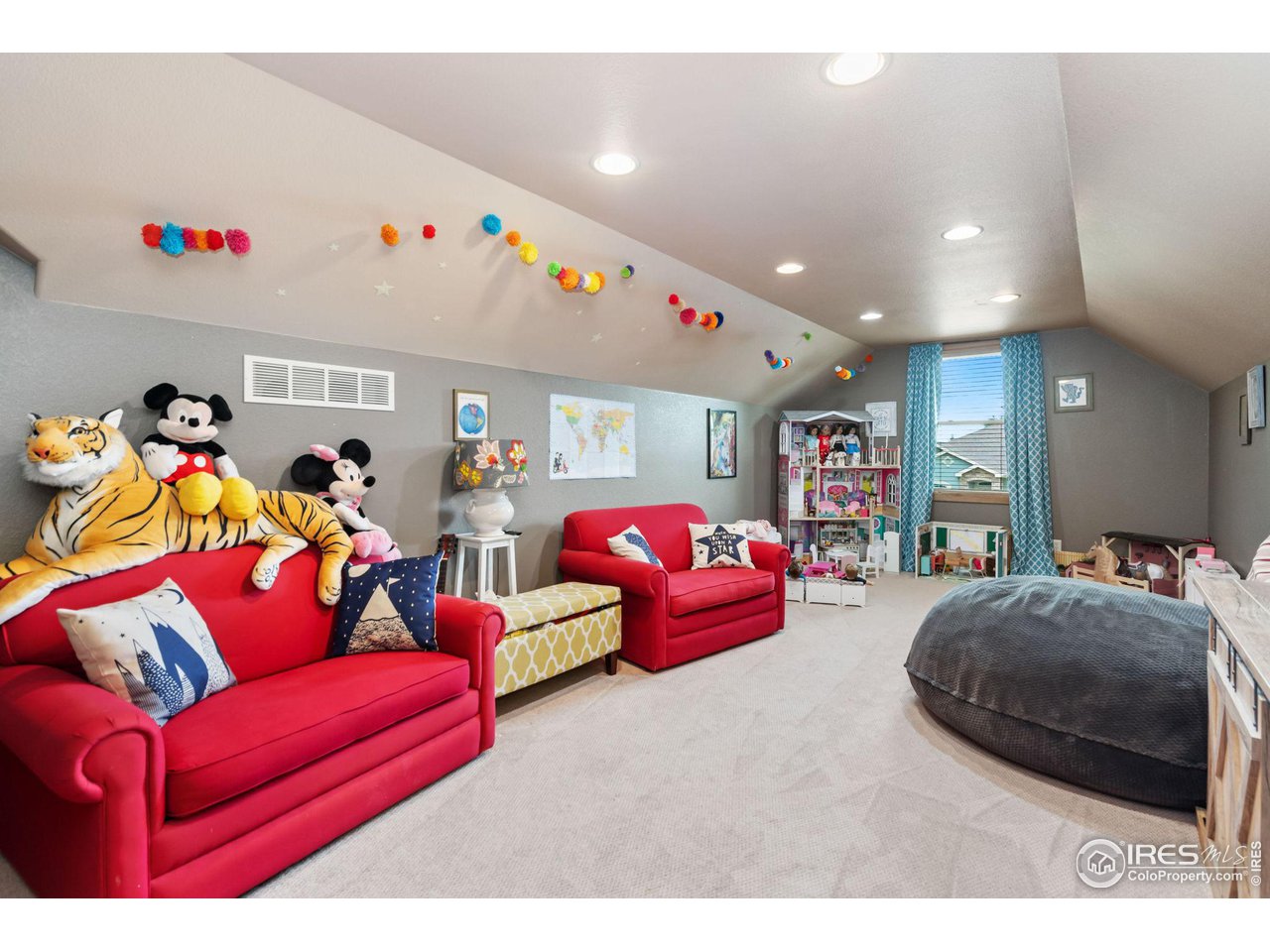 8265 Spinnaker Bay Drive Windsor, CO 80528 - Photo 27 of 40 a living room with furniture and a couch