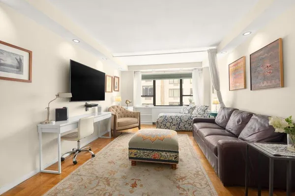 $665,000 | 210 East 47th Street, Unit 9J | Midtown East
