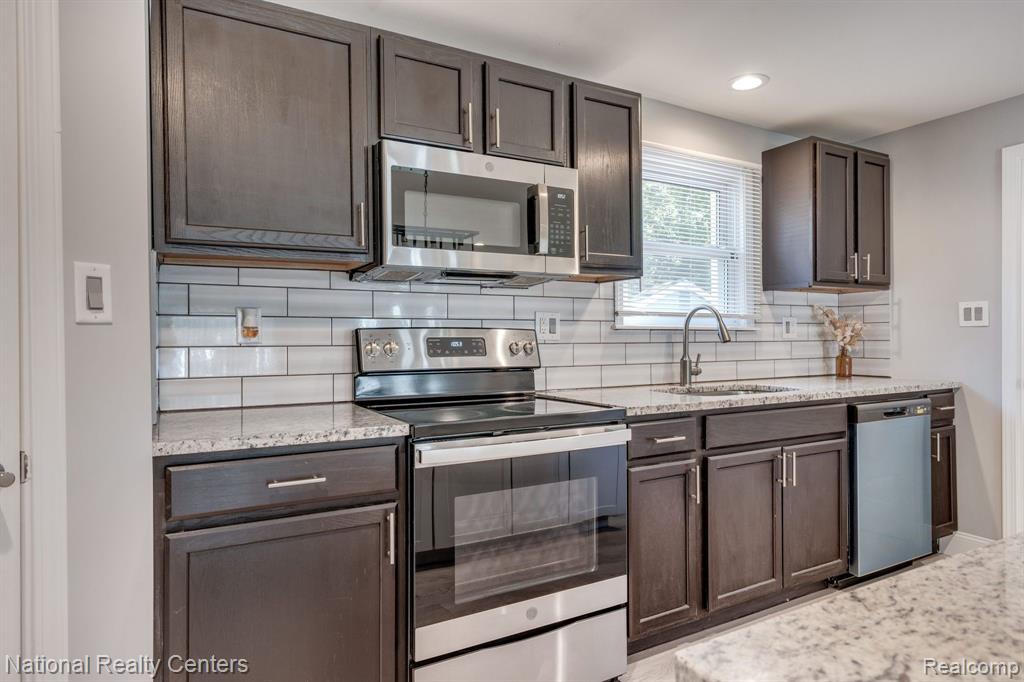 2879 Corinthia Drive Rochester Hills, MI 48309 - Photo 15 of 39