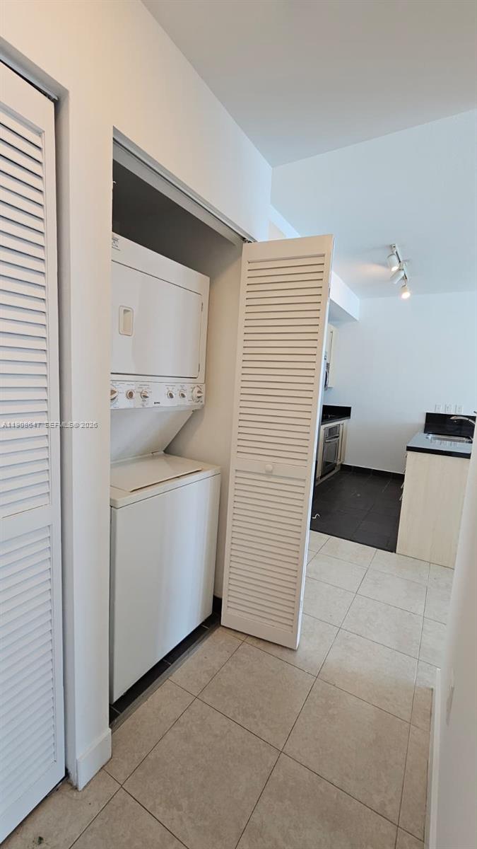 1111 Southwest 1st Avenue, Unit 2124N Miami, FL 33130 - Photo 10 of 34 a utility room with cabinets washer and dryer