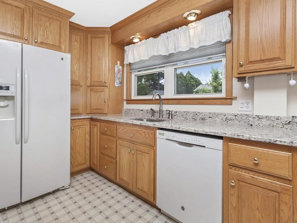 121 Thornton Road Waltham, MA 02453 - Photo 4 of 40