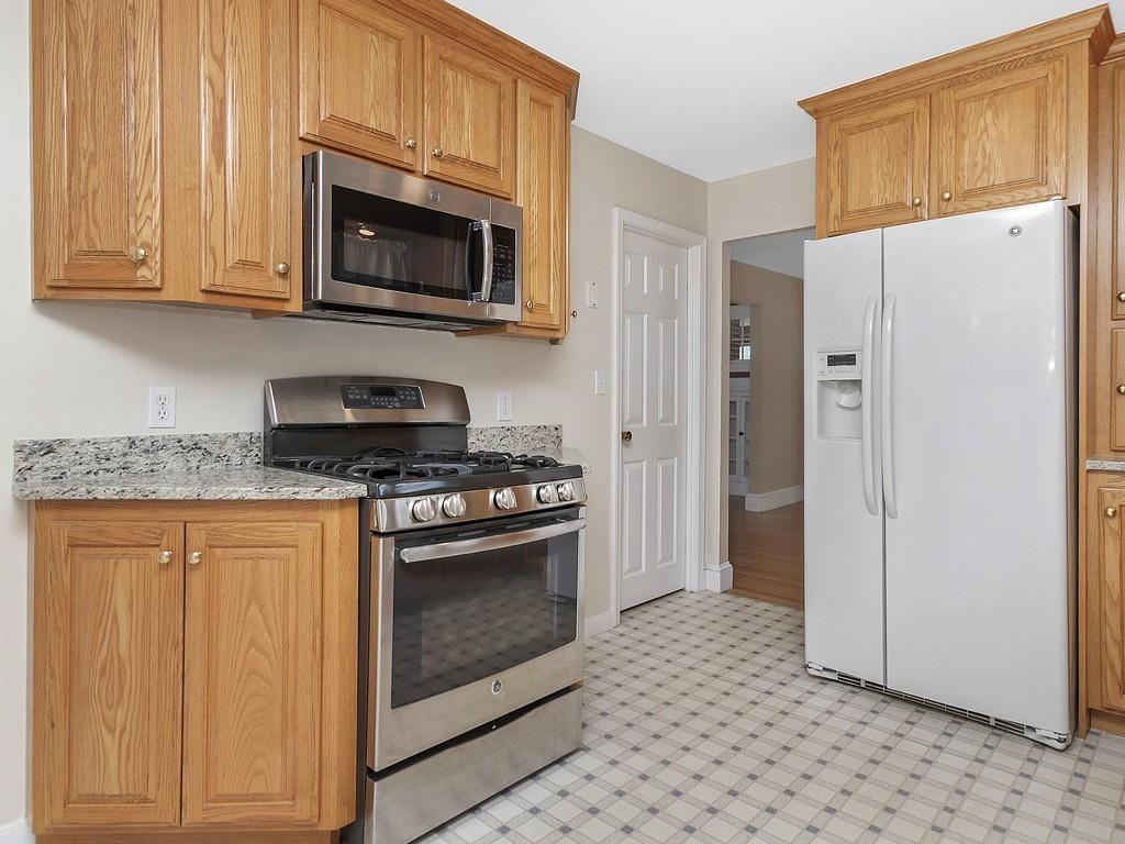 121 Thornton Road Waltham, MA 02453 - Photo 5 of 40