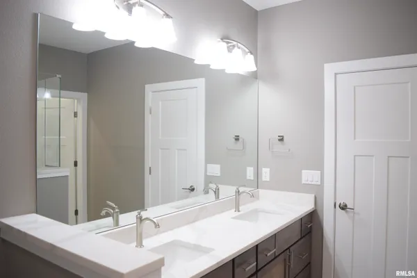 $769,000 | 1621 Grandlake Court, Pekin, IL 61554