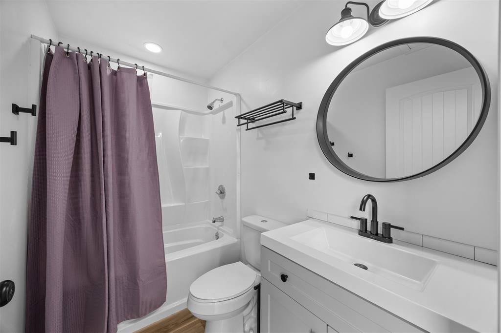 925 Wild Road Van Alstyne, TX 75495 - Photo 27 of 40 3rd Bathoom located in Apartment above the garage