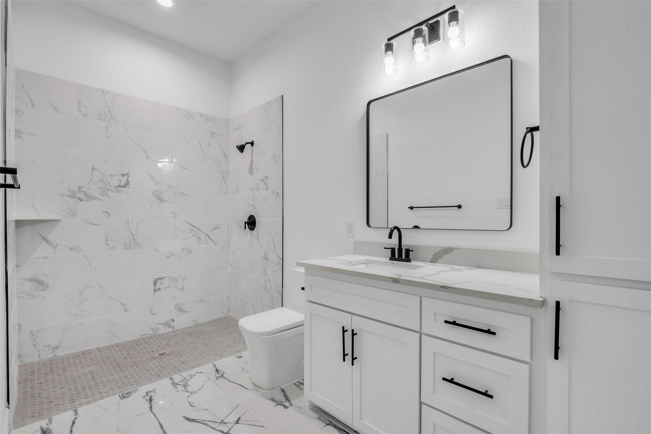 2 Deer Ridge Estates Boulevard Houston, TX 77339 - Photo 18 of 25 This photo shows the ensuite bathroom included in each of the secondary bedrooms.