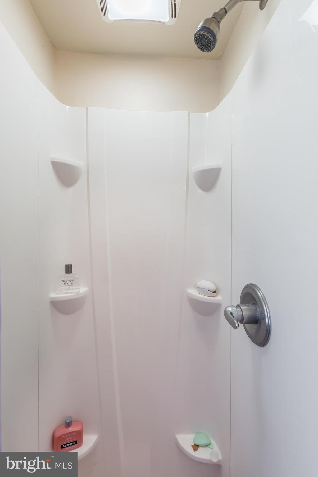 341 East Walnut Street Lancaster, PA 17602 - Photo 22 of 40 Unit 1 Bath