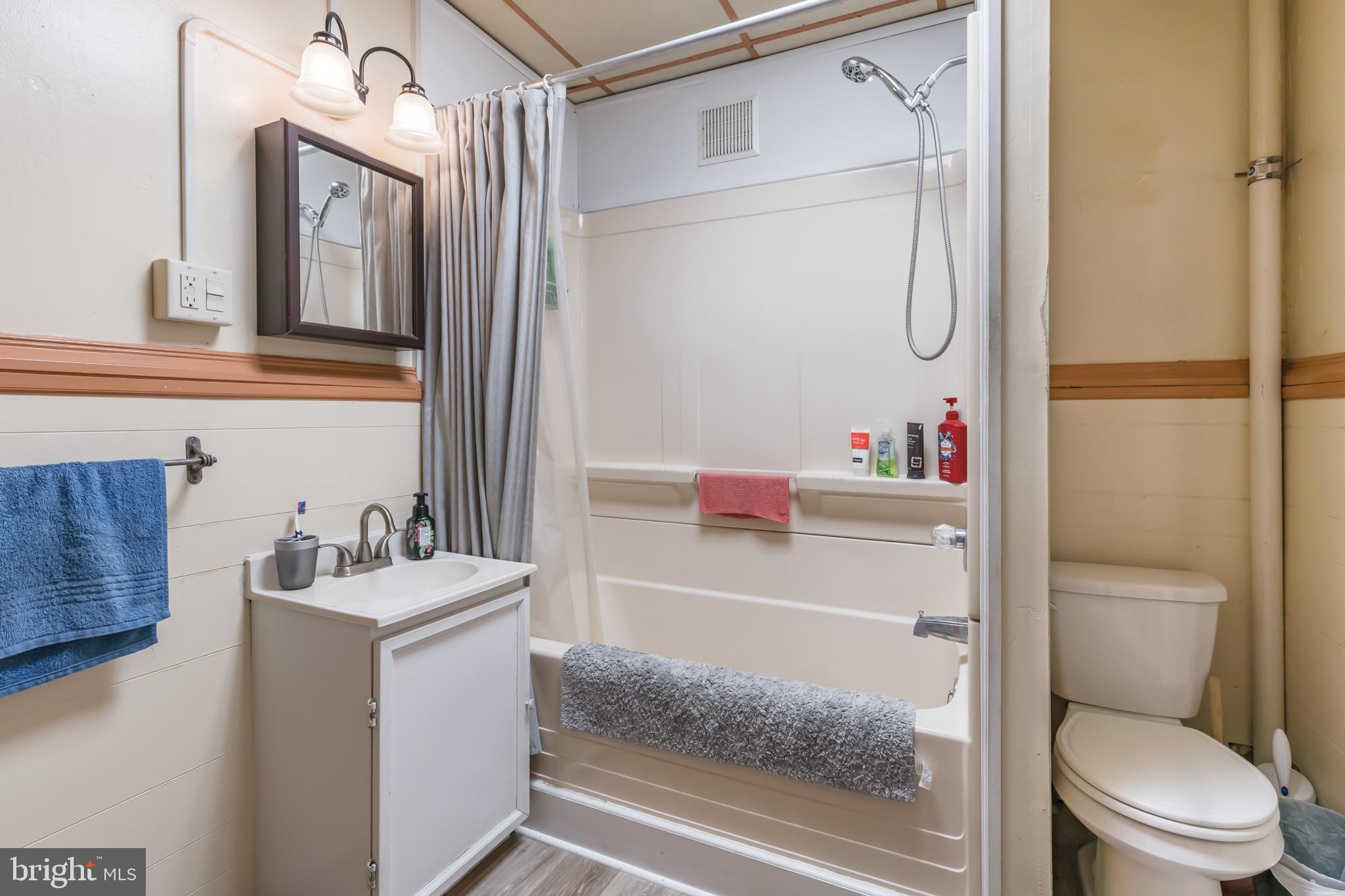 341 East Walnut Street Lancaster, PA 17602 - Photo 34 of 40 Unit 2 Bathroom