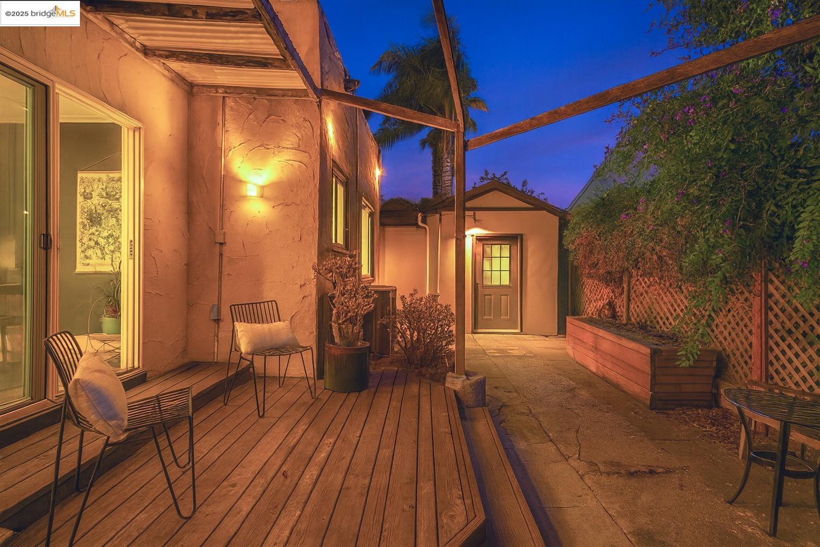 2201-2203 Spaulding Avenue Berkeley, CA 94703 - Photo 26 of 56 View of wooden terrace