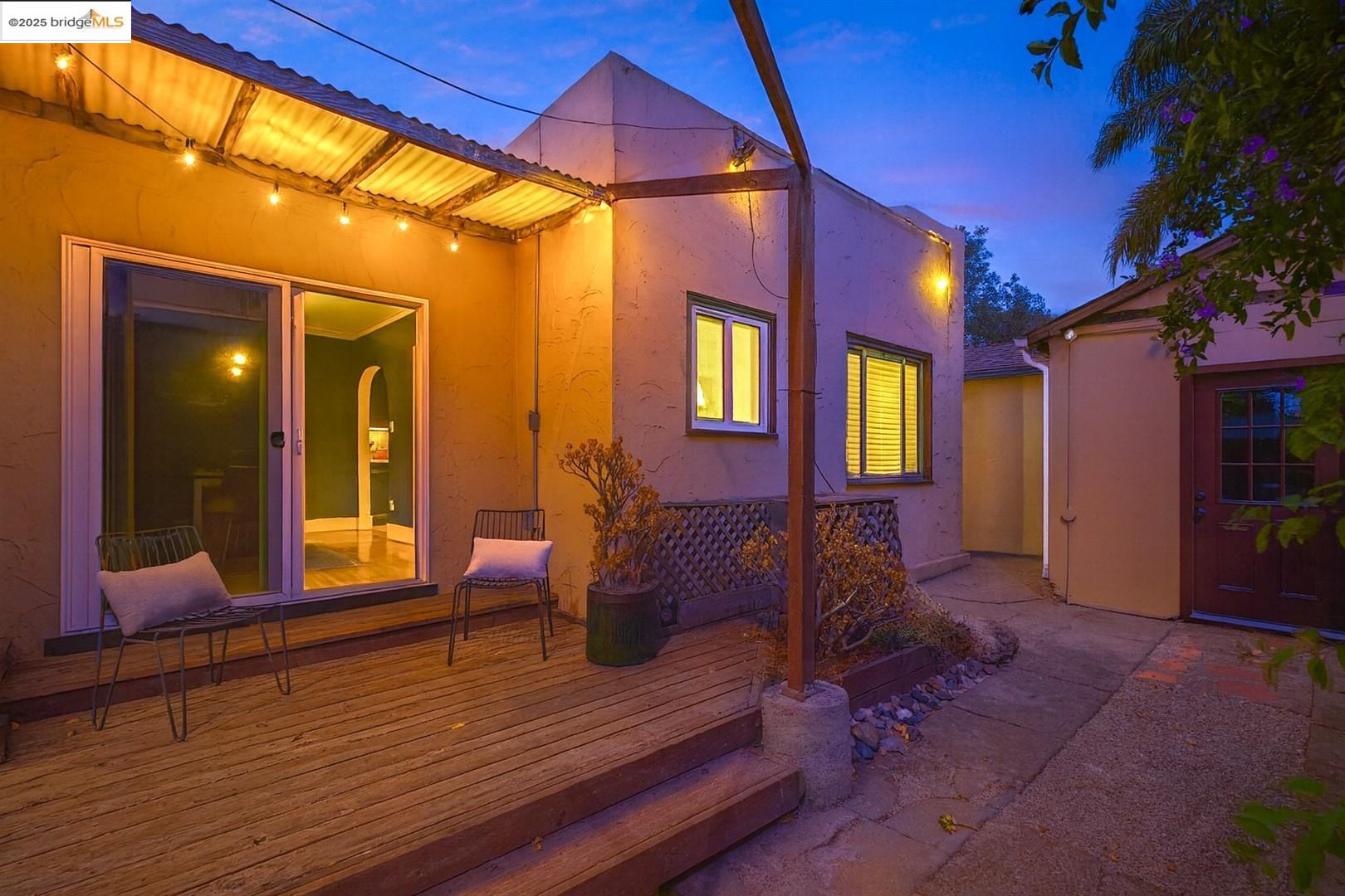 2201-2203 Spaulding Avenue Berkeley, CA 94703 - Photo 27 of 56 View of deck at dusk