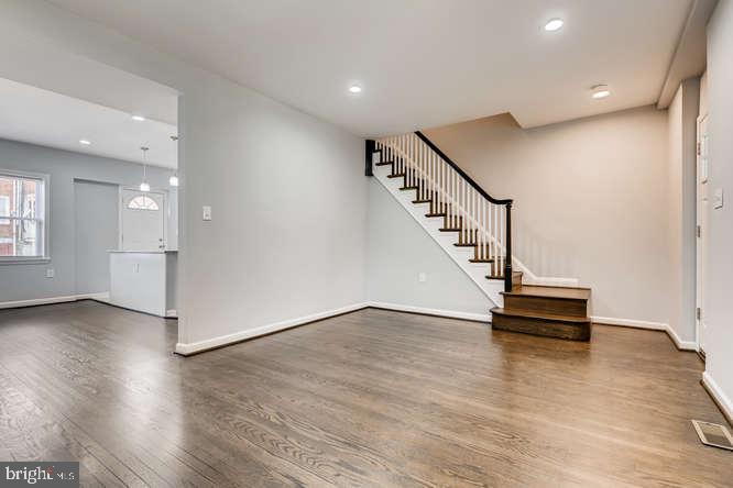 6 North Rosedale Street Baltimore, MD 21229 - Photo 3 of 33 Living Room