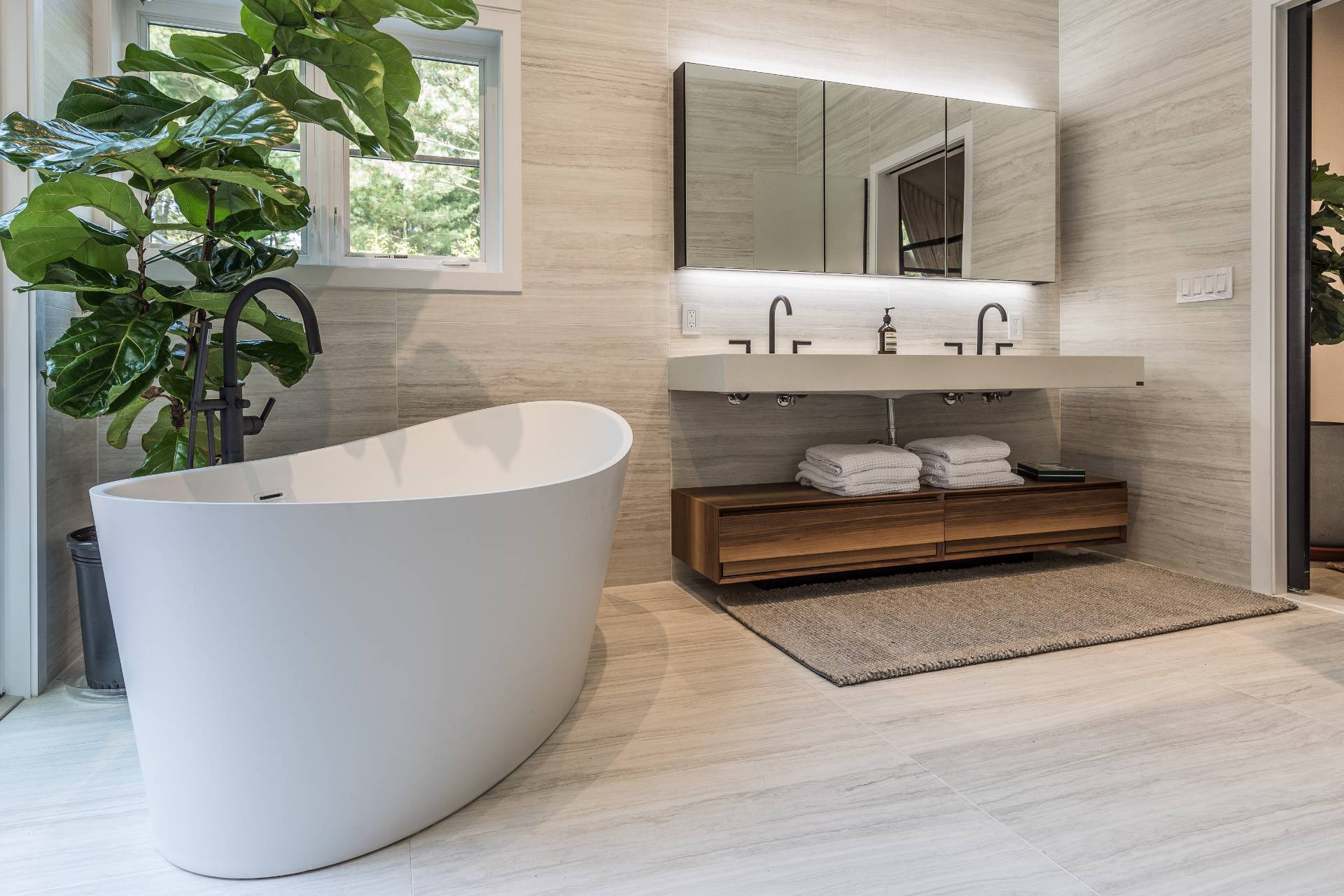 4 Bull Path Close East Hampton, NY 11937 - Photo 14 of 38 a living room with a couch and a potted plant