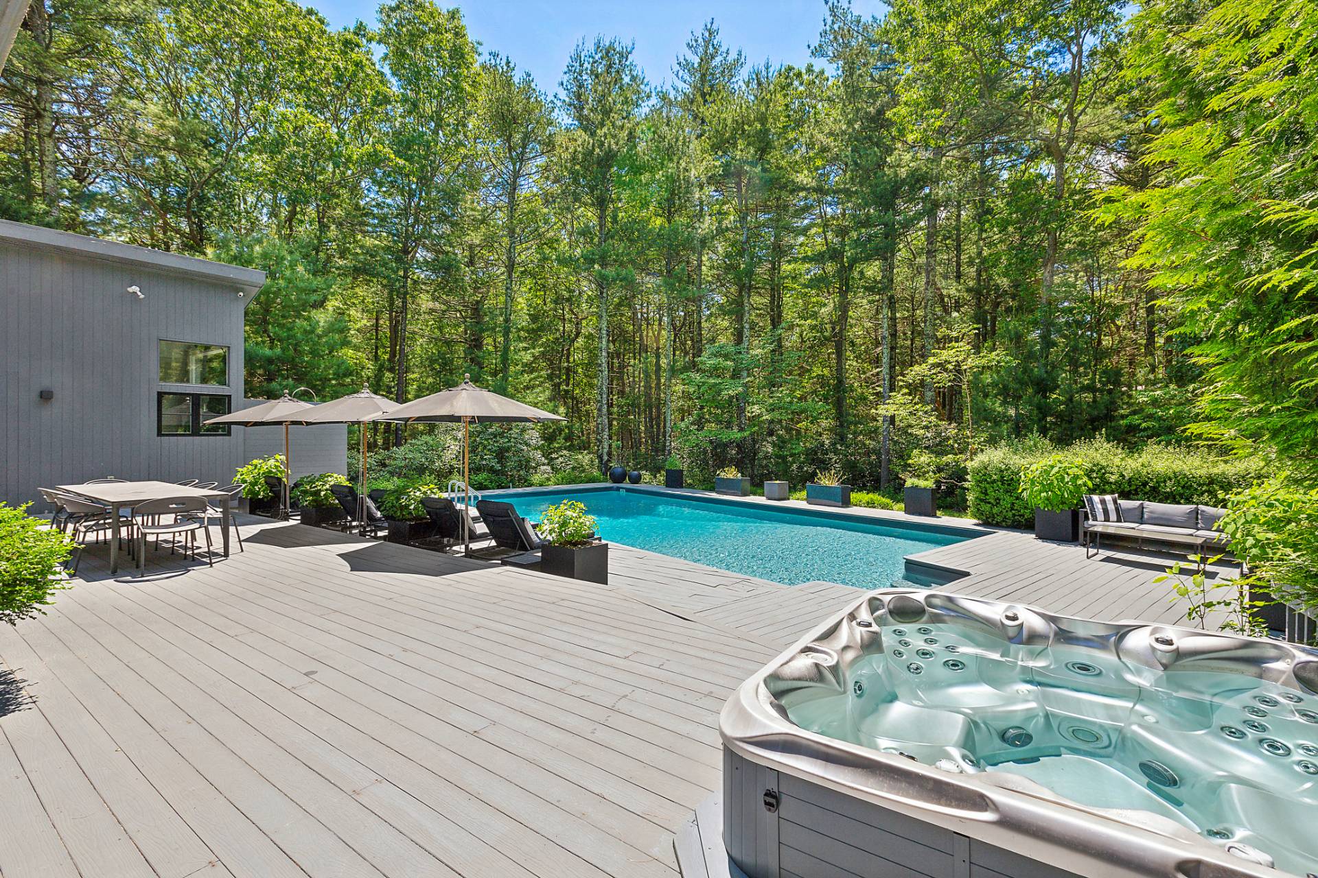 4 Bull Path Close East Hampton, NY 11937 - Photo 33 of 38 a view of a backyard with plants and patio