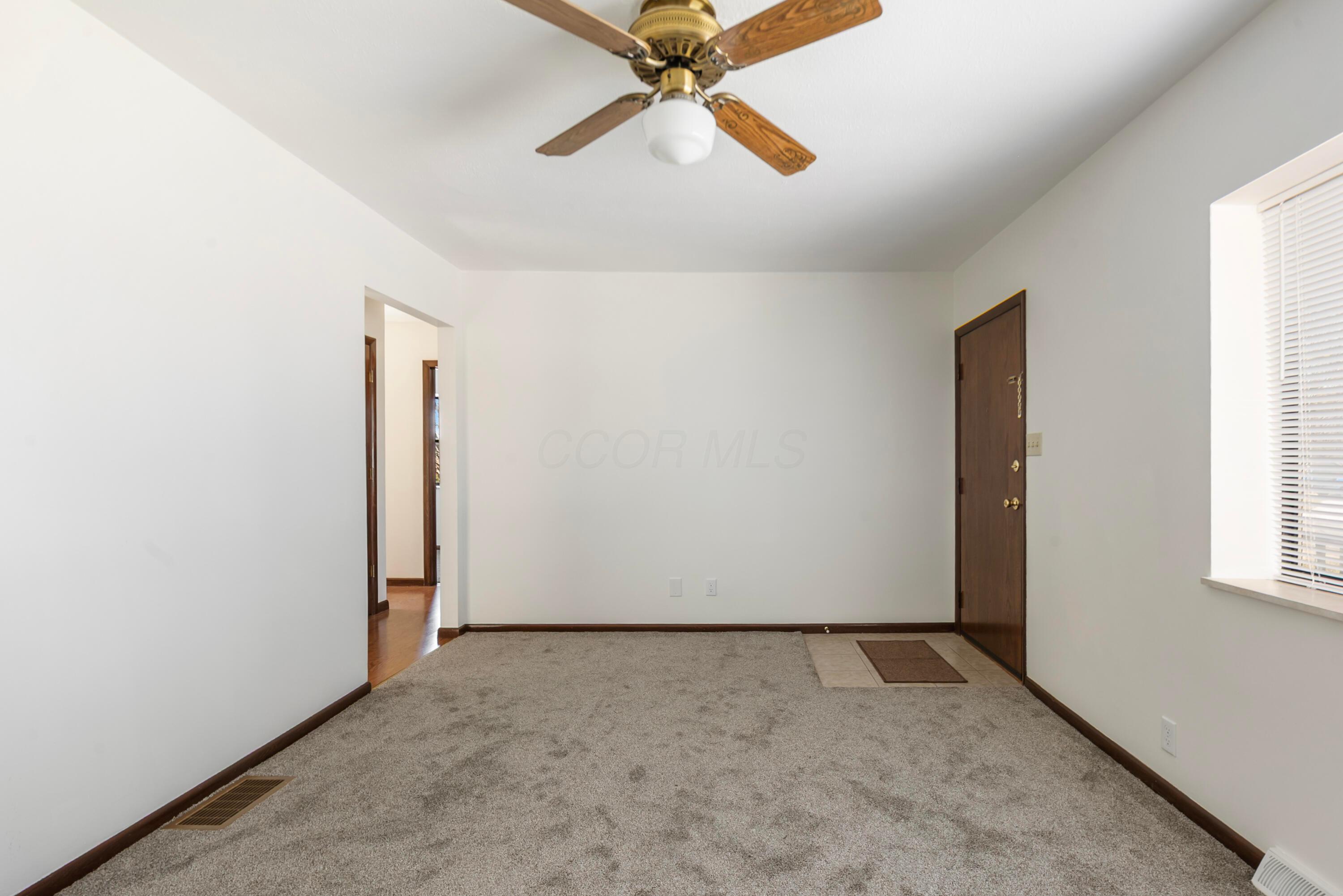 2291 East Howard Road Obetz, OH 43207 - Photo 4 of 43 Living Room
