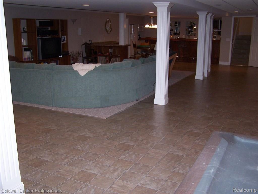 4528 Ascot Court Rochester, MI 48306 - Photo 27 of 34 Family Room 3