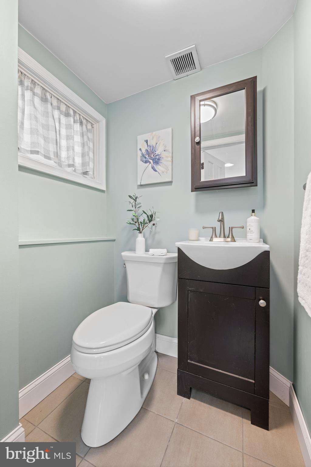 1442 Potter Lane Wayne, PA 19087 - Photo 33 of 44 Powder Room