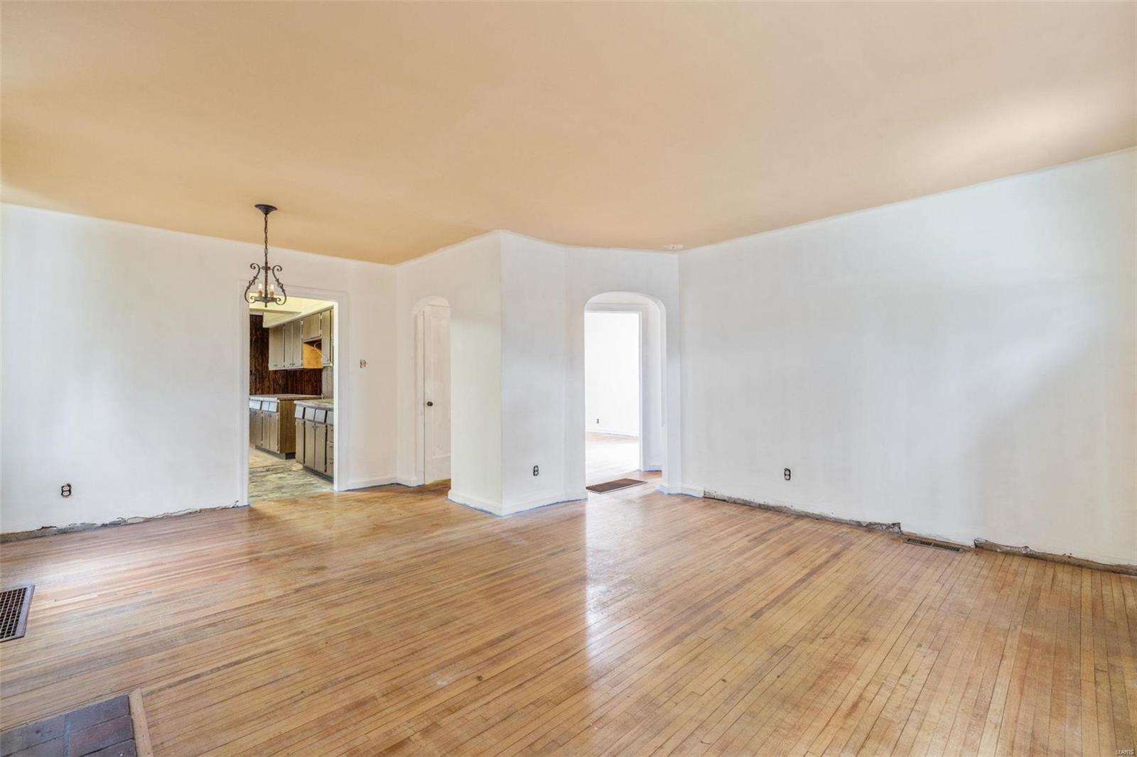 8257 Watson Road St. Louis, MO 63119 - Photo 3 of 19