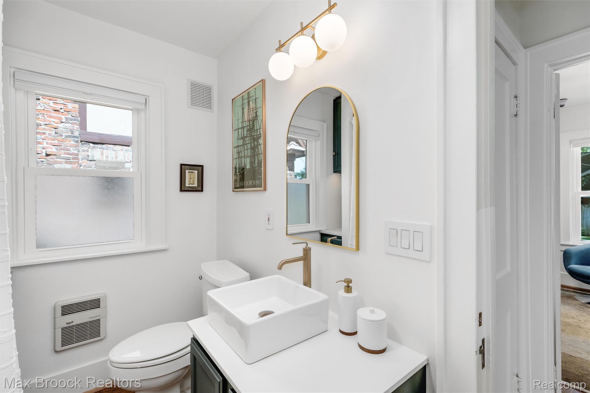44 Kensington Boulevard Pleasant Ridge, MI 48069 - Photo 17 of 45 Main Level Bathroom
