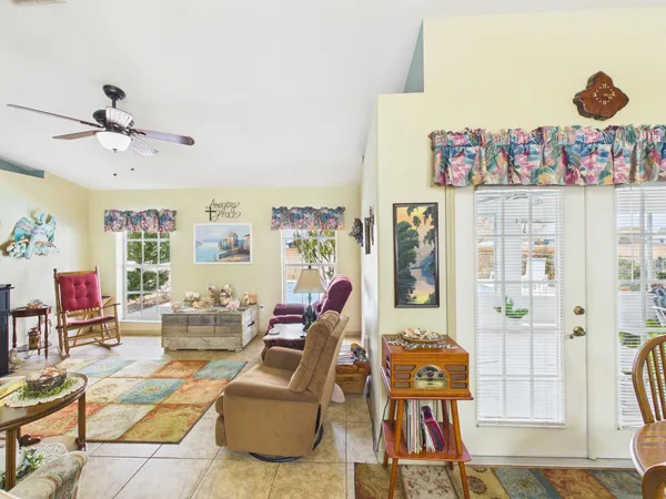 a view of entryway with interior