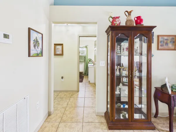 a view of a yard and dinning table and chair in the patio