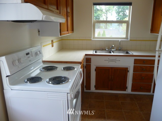 7819 228th Street Southwest Edmonds, WA 98026 - Photo 3 of 8 Gallery Image 3