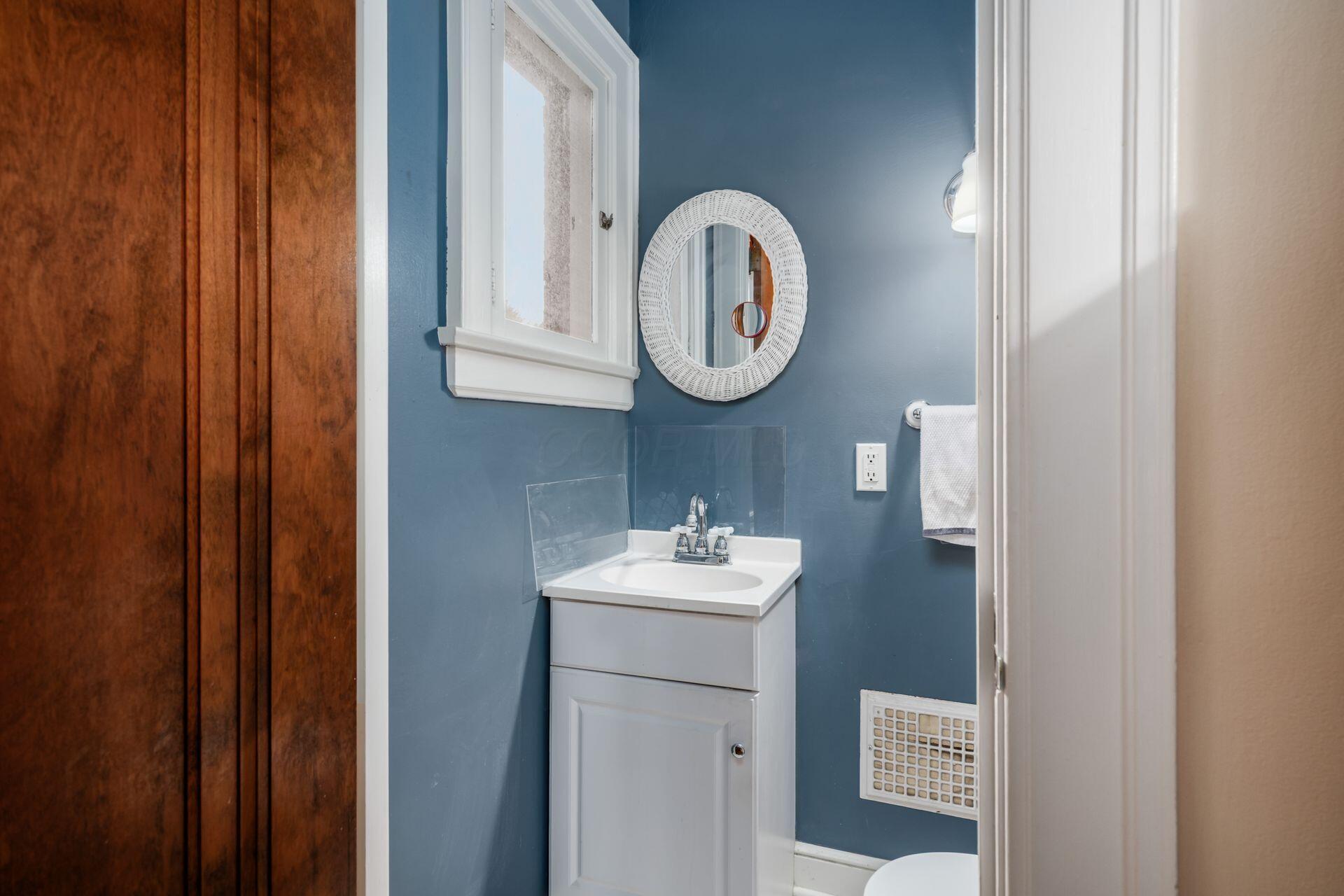 228 South Ardmore Road Columbus, OH 43209 - Photo 24 of 61 Second Floor Half Bathroom
