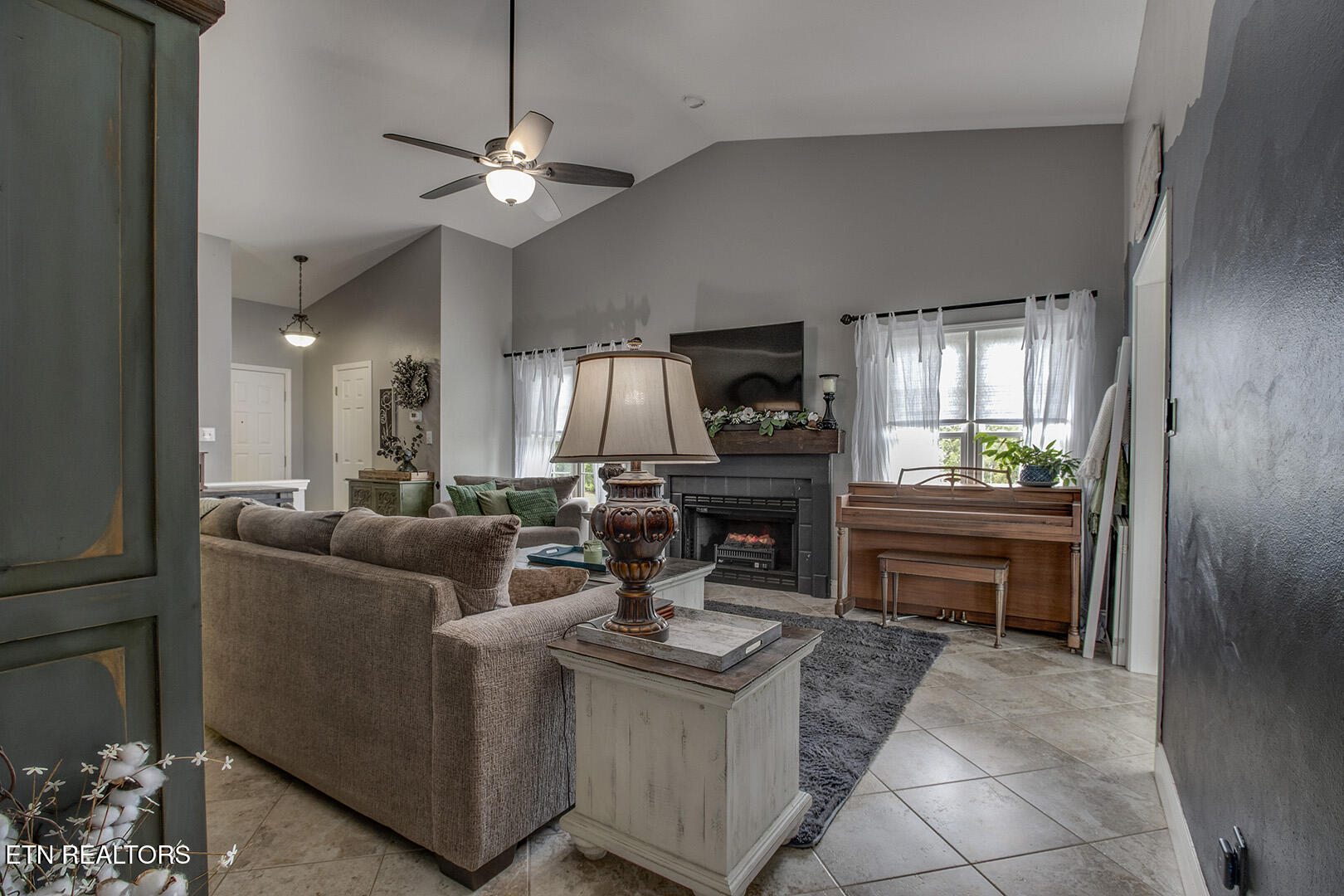 101 Poteau Trace Loudon, TN 37774 - Photo 21 of 32 21_PoteauTrace_101_Living05