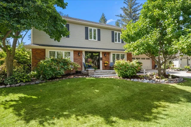 $875,000 | 1221 North Loomis Street, Naperville, IL 60563
