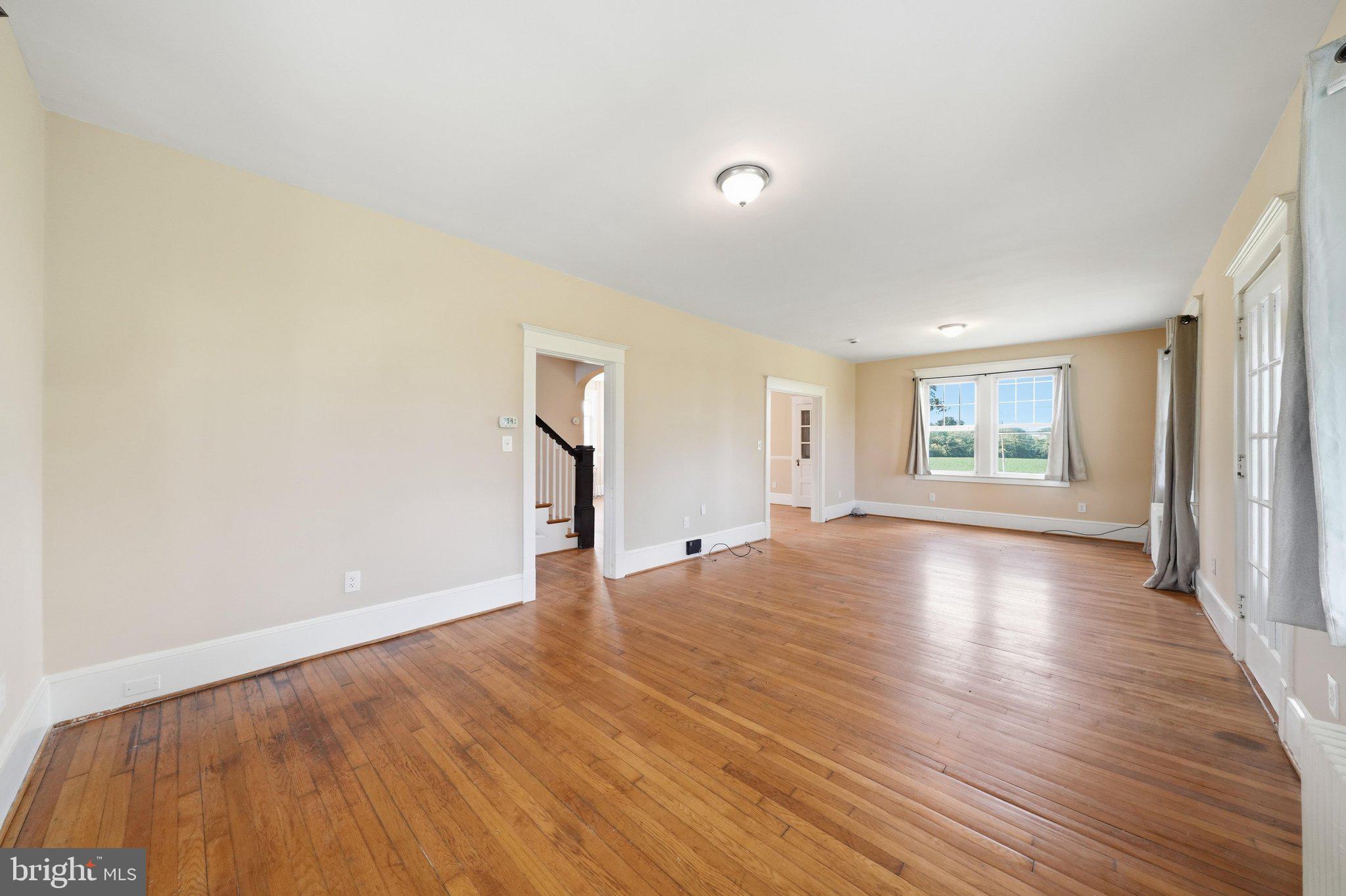 22422 Whites Ferry Road Dickerson, MD 20842 - Photo 25 of 55 Family room