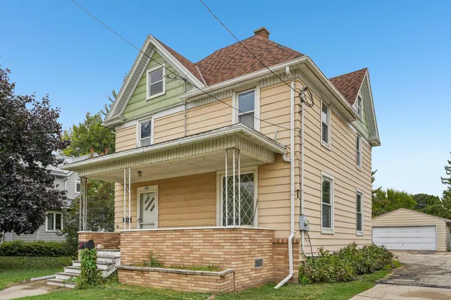 106 West Burnett Street, Beaver Dam, WI 53916