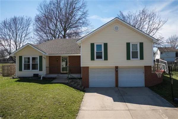 $275,000 | 2319 Northwest 4th St Place, Blue Springs, MO 64014