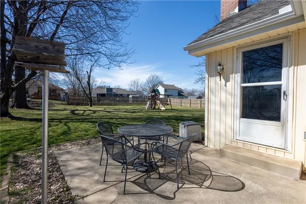 $275,000 | 2319 Northwest 4th St Place, Blue Springs, MO 64014
