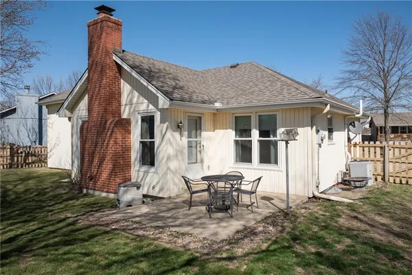 $275,000 | 2319 Northwest 4th St Place, Blue Springs, MO 64014