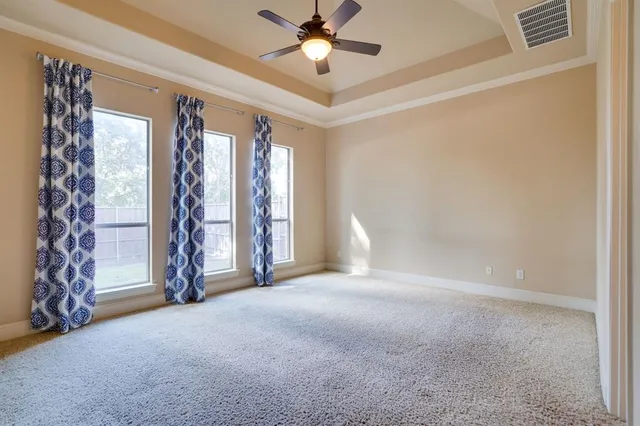 a view of empty room with a ceiling fan