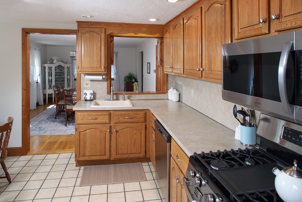 84 Newport Road Hull, MA 02045 - Photo 12 of 27