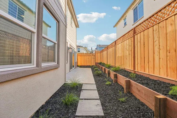 a view of a pathway with a pathway