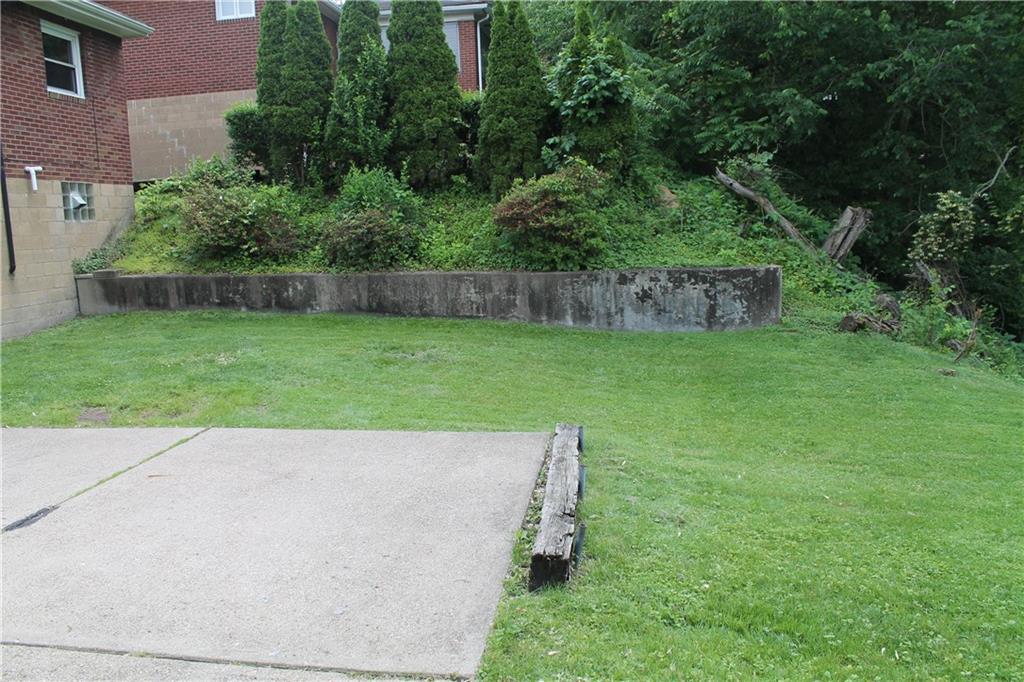 104 KIngs Road Braddock Hills, PA 15221 - Photo 4 of 23 View of the backyard.