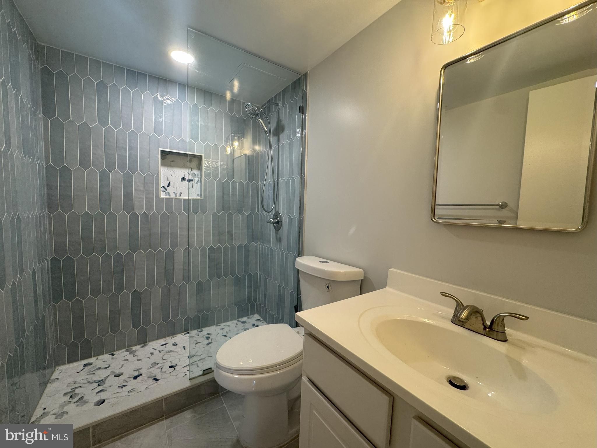 4242 East-West Highway, Unit 618 Chevy Chase, MD 20815 - Photo 13 of 17 Second full bathroom.