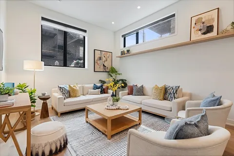 $899,900 | 1541 West Pearson Street, Unit 1, Chicago, IL 60642
