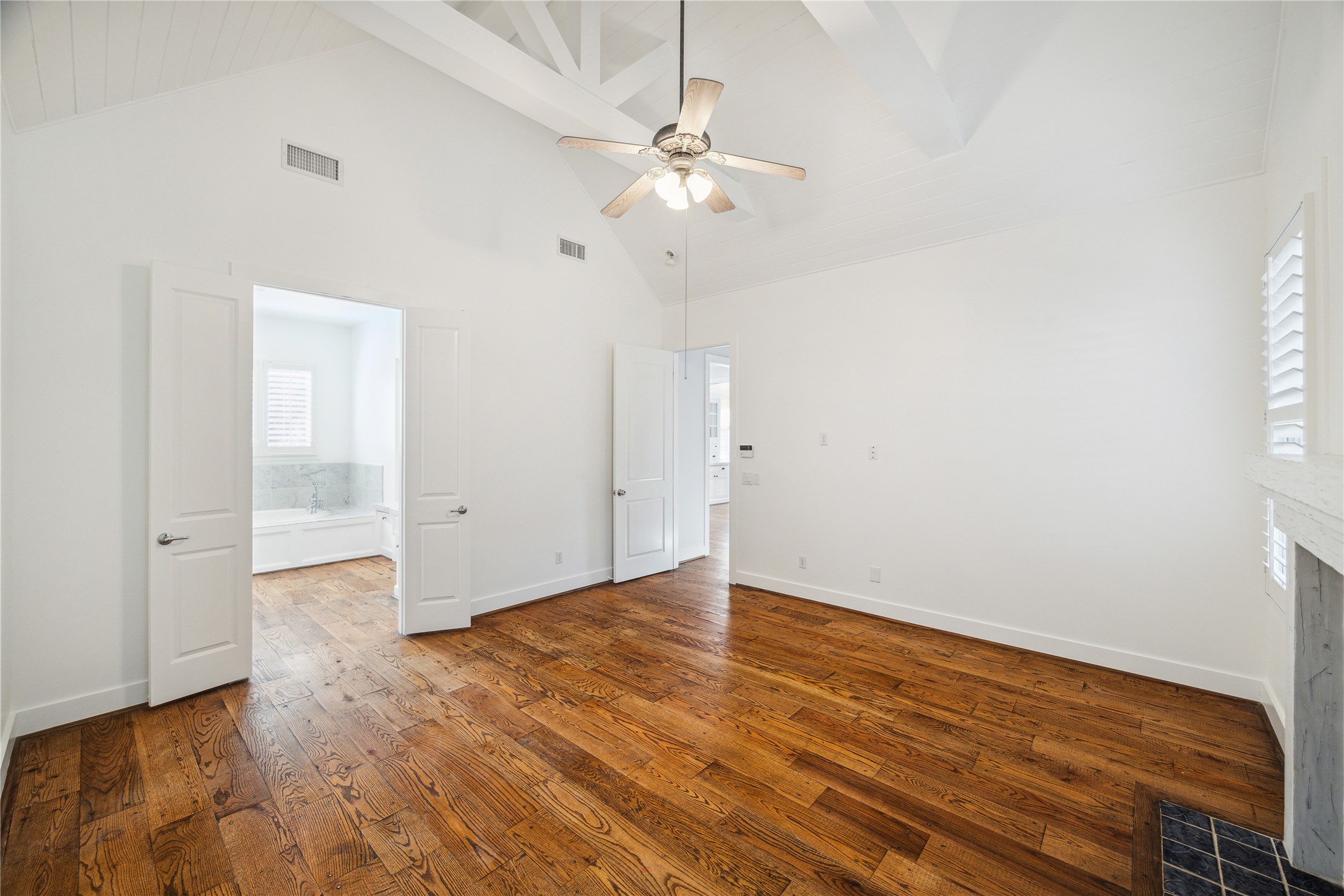 1238 West 22nd Street Houston, TX 77008 - Photo 15 of 39 Primary bedroom features a vaulted ceiling